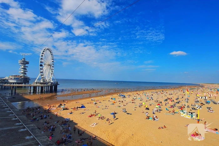 Mensen zoeken verkoeling op het strand
