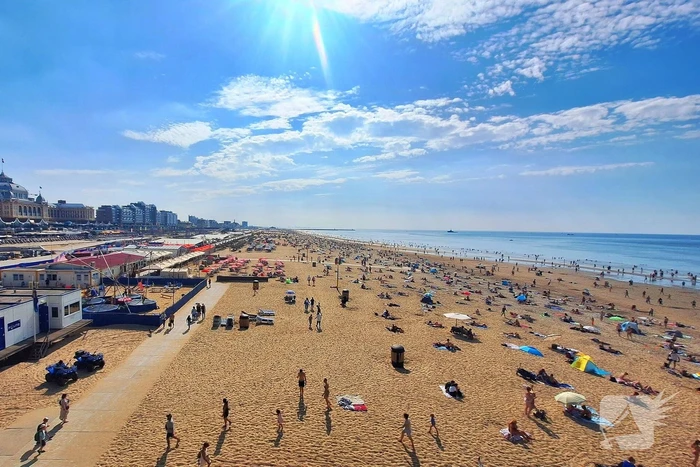 Mensen zoeken verkoeling op het strand