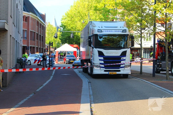 Persoon overleden na aanrijding met vrachtwagen