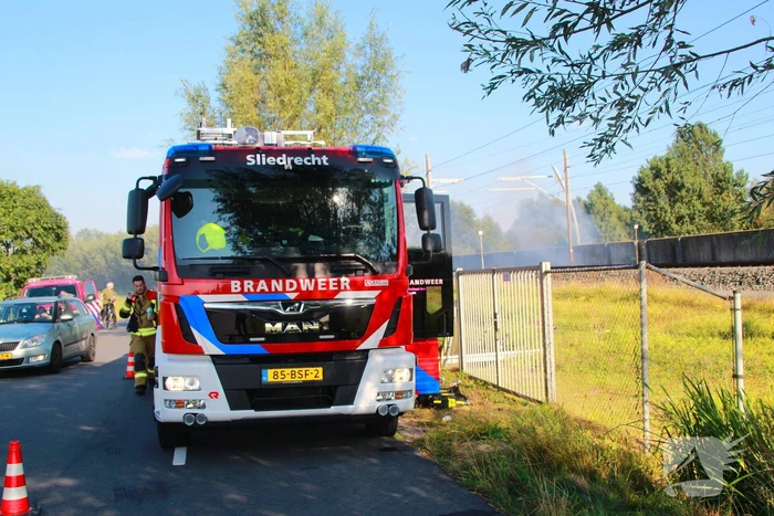 Tientallen meters bermbrand achter spoor moeilijk bereikbaar