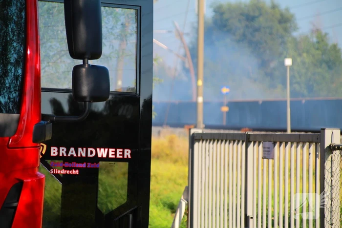 Tientallen meters bermbrand achter spoor moeilijk bereikbaar
