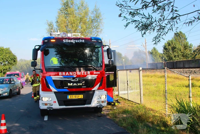 Tientallen meters bermbrand achter spoor moeilijk bereikbaar
