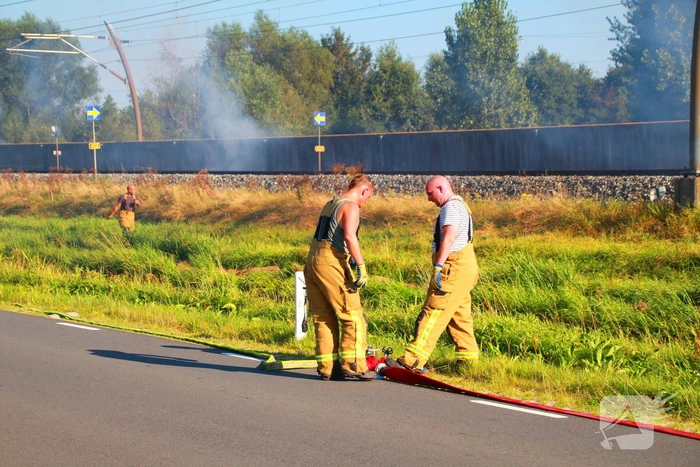 Tientallen meters bermbrand achter spoor moeilijk bereikbaar