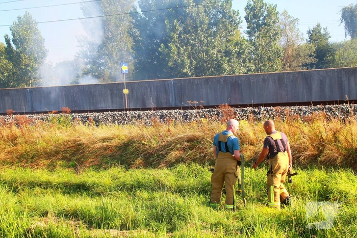 Tientallen meters bermbrand achter spoor moeilijk bereikbaar