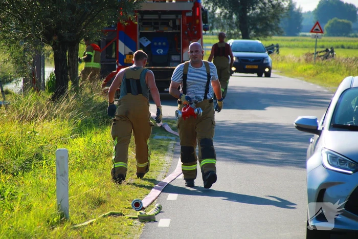 Tientallen meters bermbrand achter spoor moeilijk bereikbaar