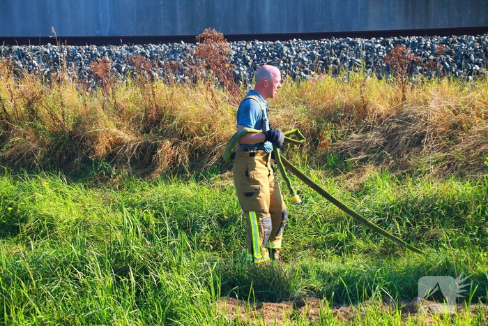 Tientallen meters bermbrand achter spoor moeilijk bereikbaar