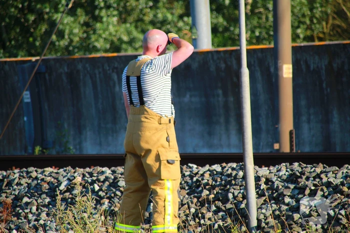 Tientallen meters bermbrand achter spoor moeilijk bereikbaar