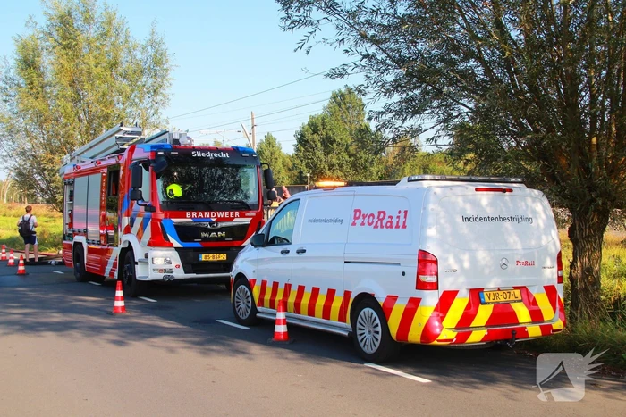 Tientallen meters bermbrand achter spoor moeilijk bereikbaar