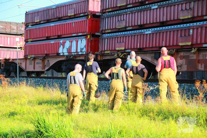 Tientallen meters bermbrand achter spoor moeilijk bereikbaar