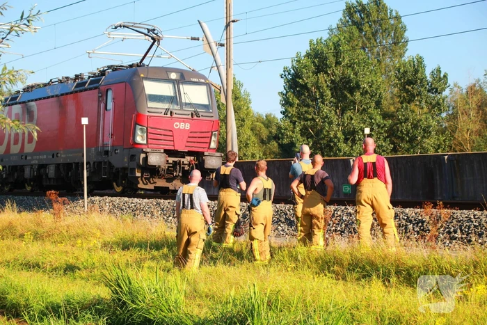 Tientallen meters bermbrand achter spoor moeilijk bereikbaar
