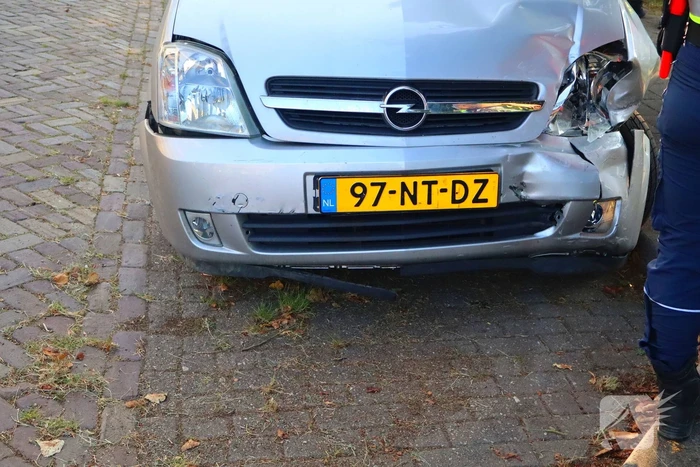 Veel schade na ongeval tussen twee automobilisten