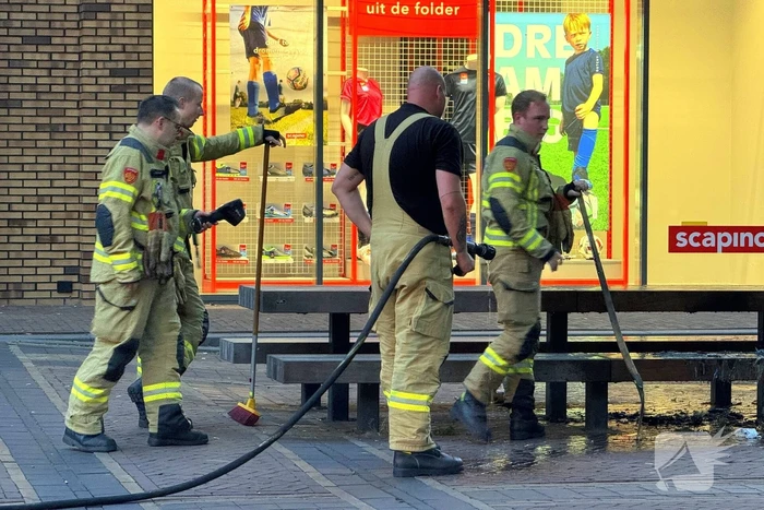 Afvalzak in brand gestoken op bankje