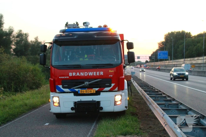 Brandweer blust buitenbrand
