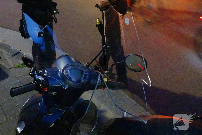 Scooterrijdster naar het ziekenhuis na botsing met auto