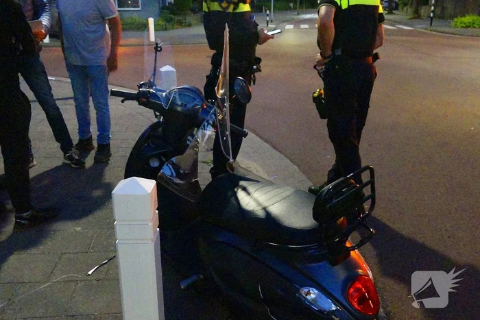 Scooterrijdster naar het ziekenhuis na botsing met auto