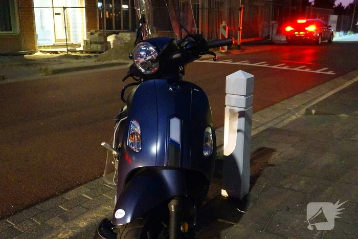 Scooterrijdster naar het ziekenhuis na botsing met auto