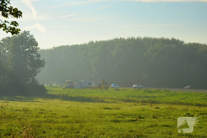 Verkeershinder op de A31 door gekantelde caravan