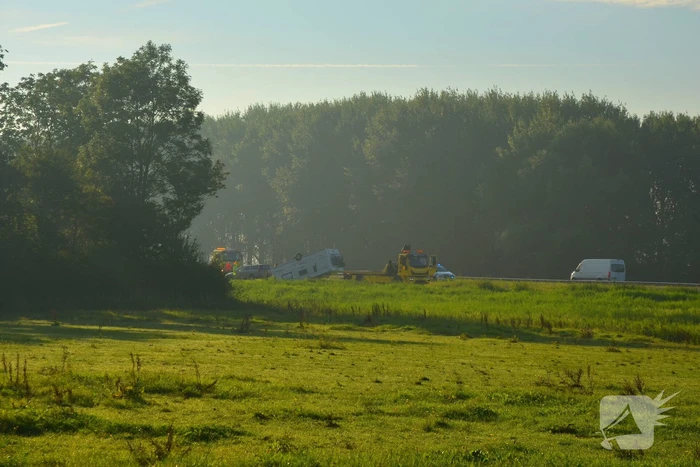 Verkeershinder op de A31 door gekantelde caravan