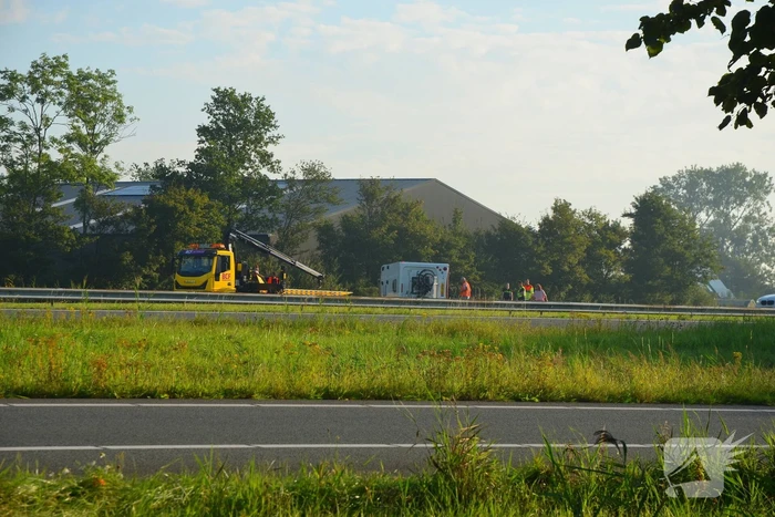 Verkeershinder op de A31 door gekantelde caravan