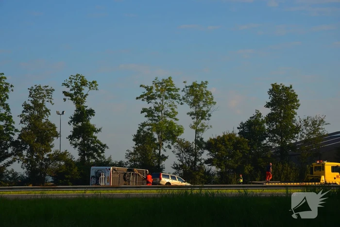 Verkeershinder op de A31 door gekantelde caravan