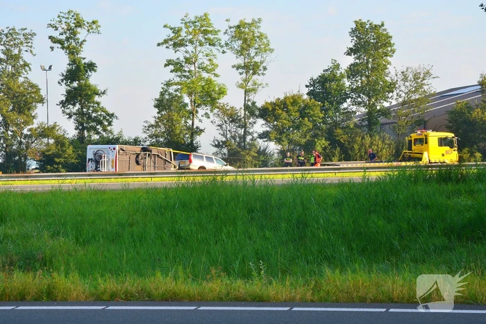 Verkeershinder op de A31 door gekantelde caravan