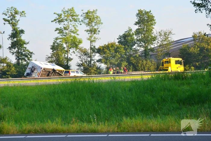 Verkeershinder op de A31 door gekantelde caravan