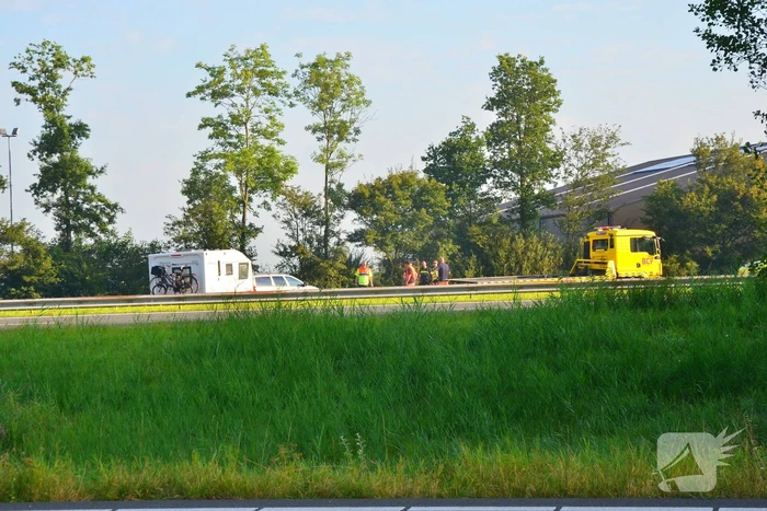 Verkeershinder op de A31 door gekantelde caravan