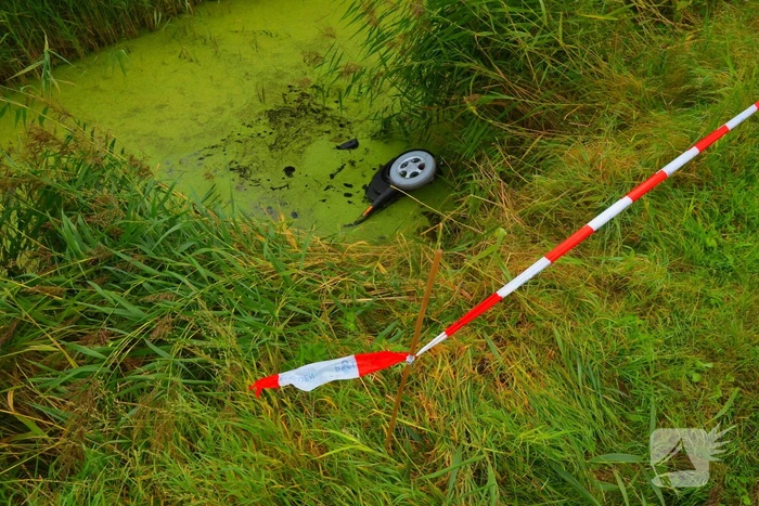 Vrouw op scootmobiel uit water gered na ongeval