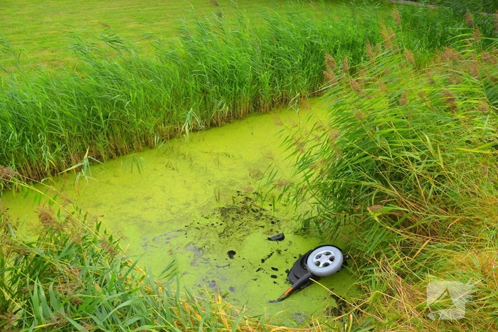 Vrouw op scootmobiel uit water gered na ongeval