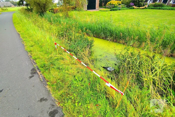 Vrouw op scootmobiel uit water gered na ongeval