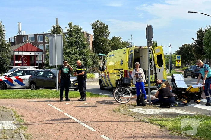 Vrouw op de fiets gewond bij aanrijding met bestelwagen