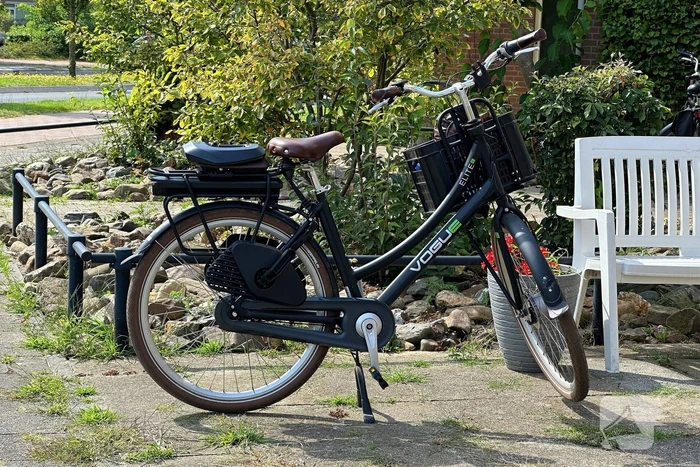 Vrouw op de fiets gewond bij aanrijding met bestelwagen