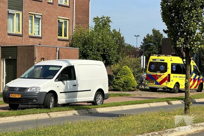 Vrouw op de fiets gewond bij aanrijding met bestelwagen
