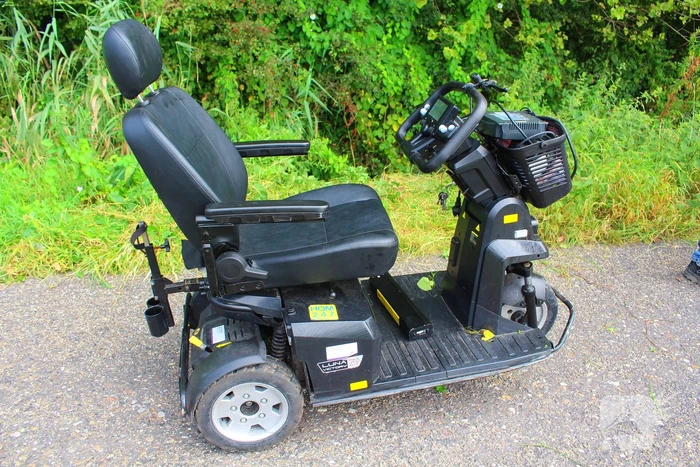 Man met scootmobiel in droge sloot: Jongens van Oranjevereniging bieden hulp
