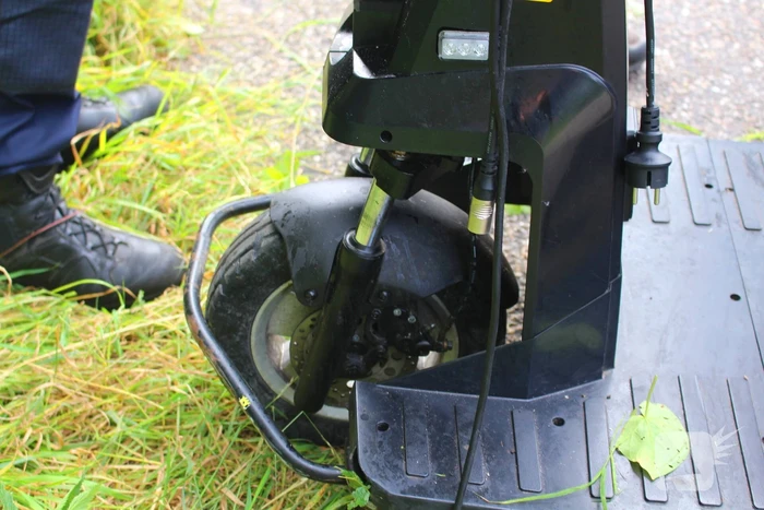 Man met scootmobiel in droge sloot: Jongens van Oranjevereniging bieden hulp