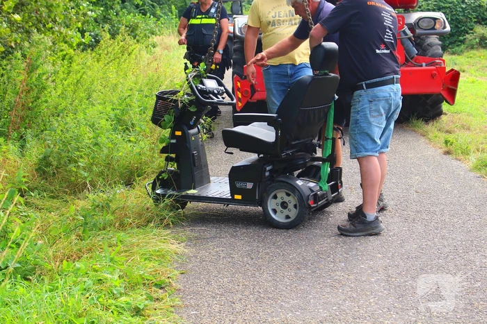 Man met scootmobiel in droge sloot: Jongens van Oranjevereniging bieden hulp