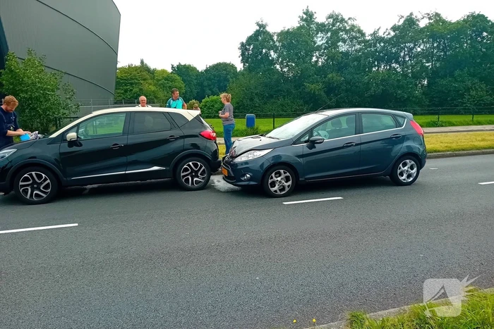 Twee voertuigen botsen achterop elkaar