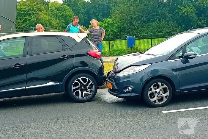 Twee voertuigen botsen achterop elkaar