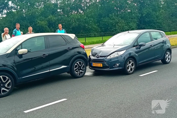 Twee voertuigen botsen achterop elkaar