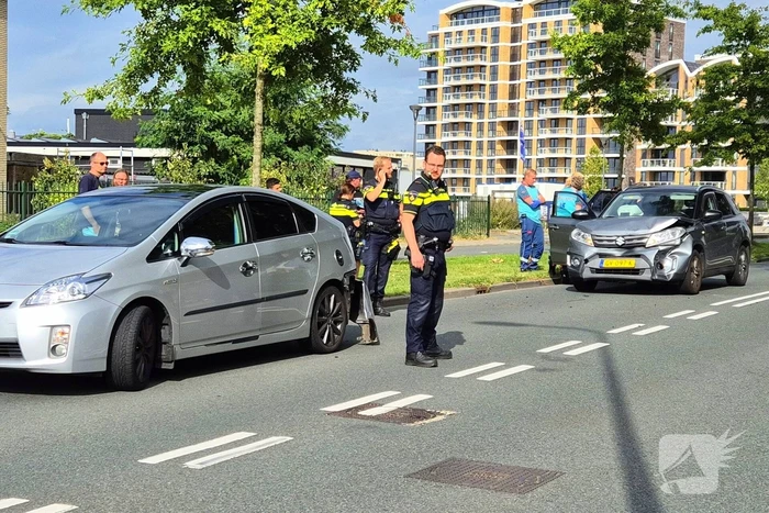 Schade aan twee voertuigen bij kop-staart botsing