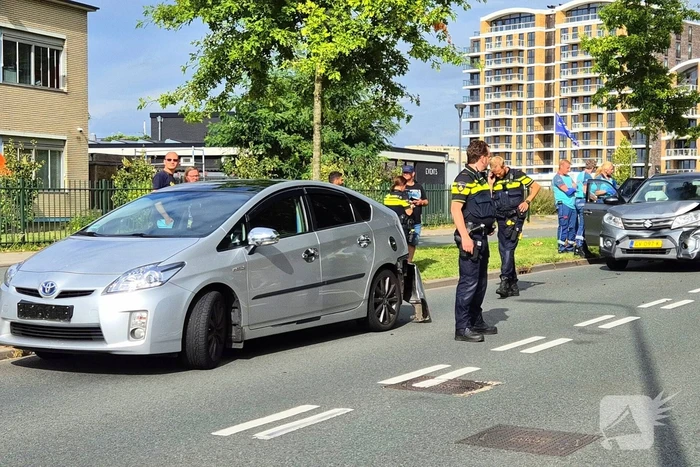Schade aan twee voertuigen bij kop-staart botsing