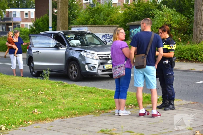 Schade aan twee voertuigen bij kop-staart botsing