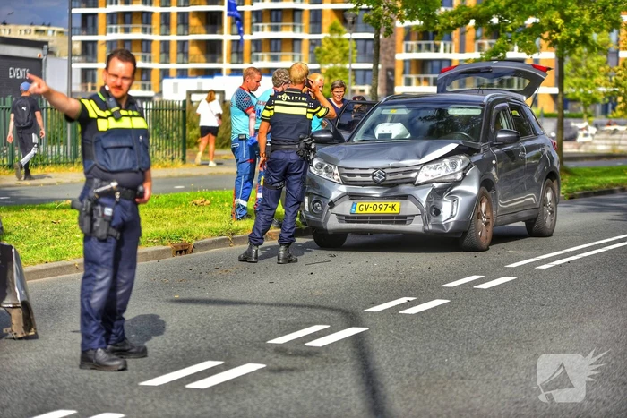Schade aan twee voertuigen bij kop-staart botsing