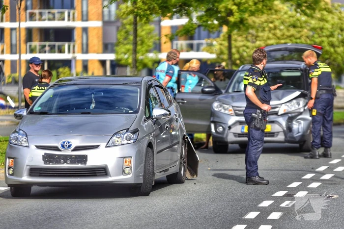 Schade aan twee voertuigen bij kop-staart botsing