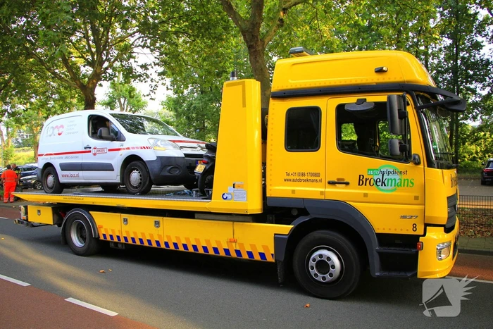 Scooterrijder zwaargewond bij botsing met bestelbus