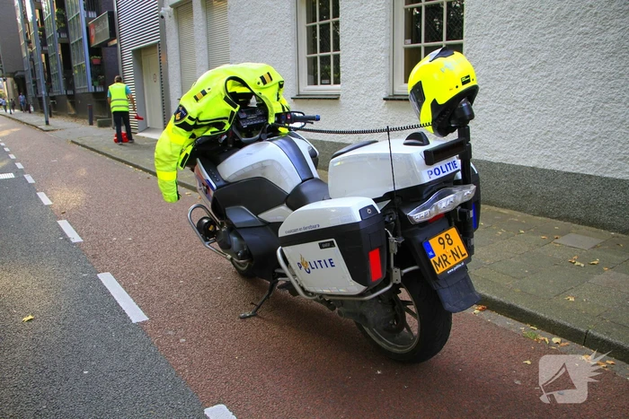 Scooterrijder zwaargewond bij botsing met bestelbus