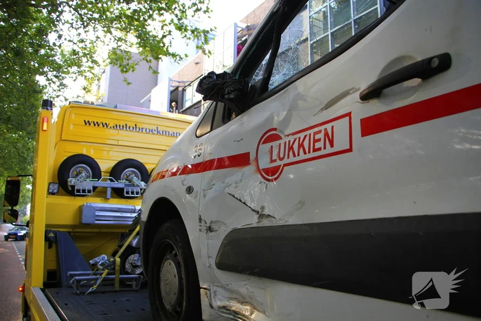 Scooterrijder zwaargewond bij botsing met bestelbus