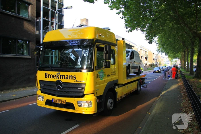 Scooterrijder zwaargewond bij botsing met bestelbus