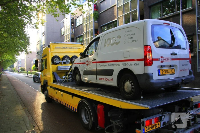 Scooterrijder zwaargewond bij botsing met bestelbus