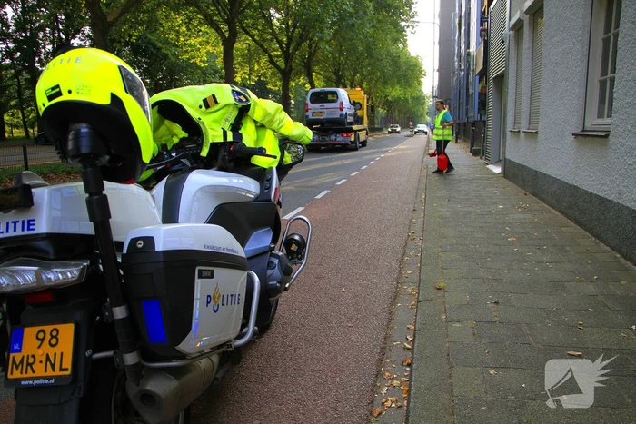 Scooterrijder zwaargewond bij botsing met bestelbus
